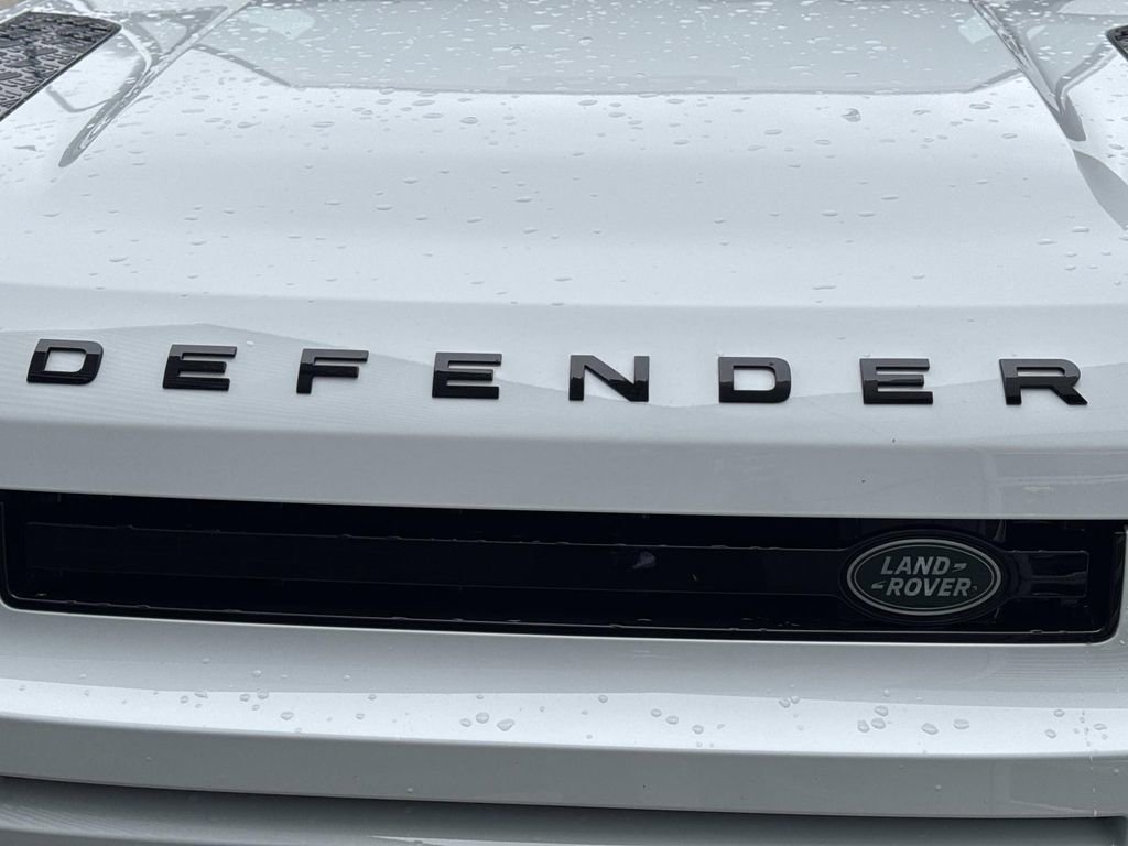 Used 2025 Land Rover Defender 110 V8 AWD/4WD image 10