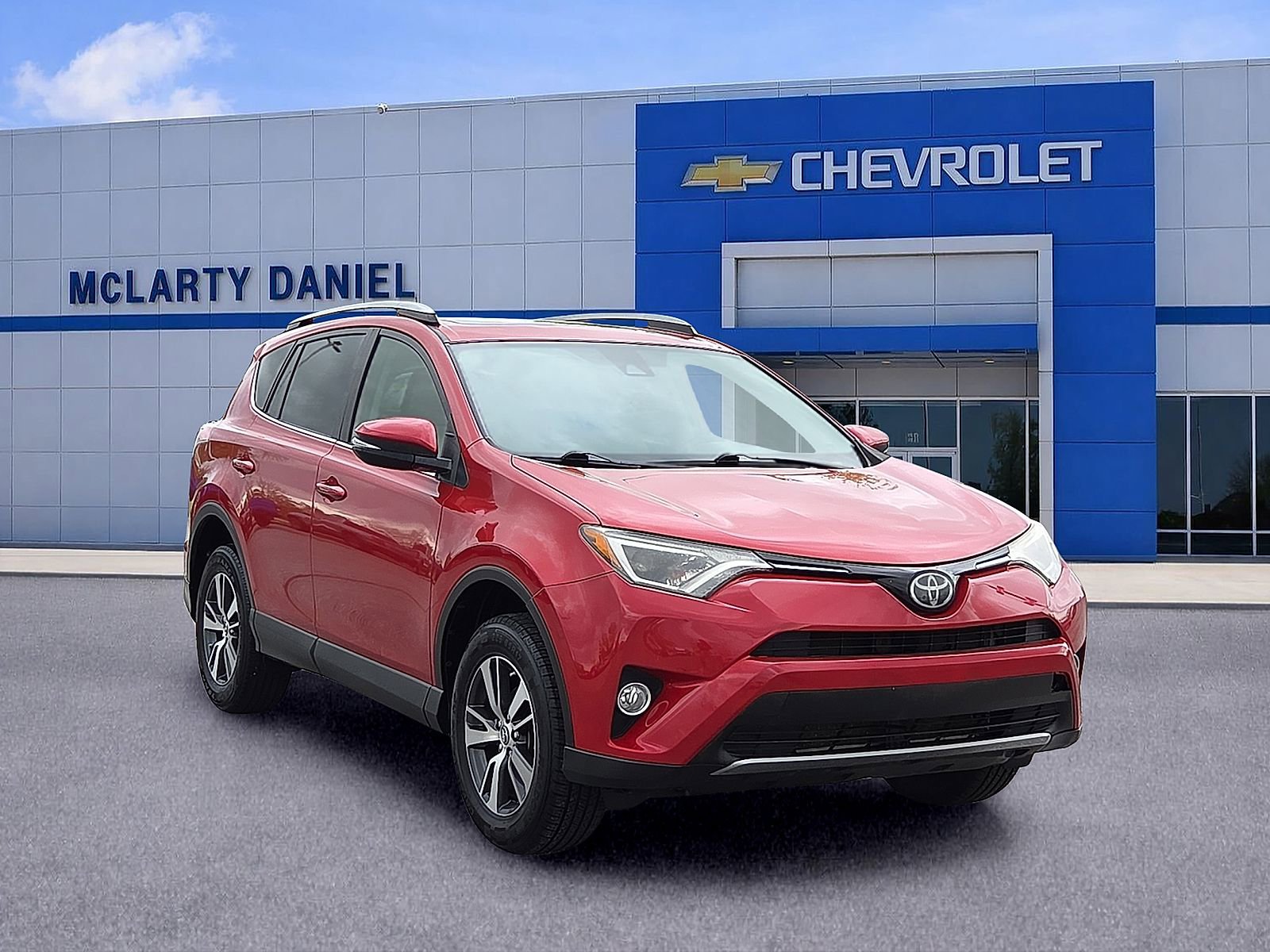Used 2017 Toyota RAV4 XLE image 1