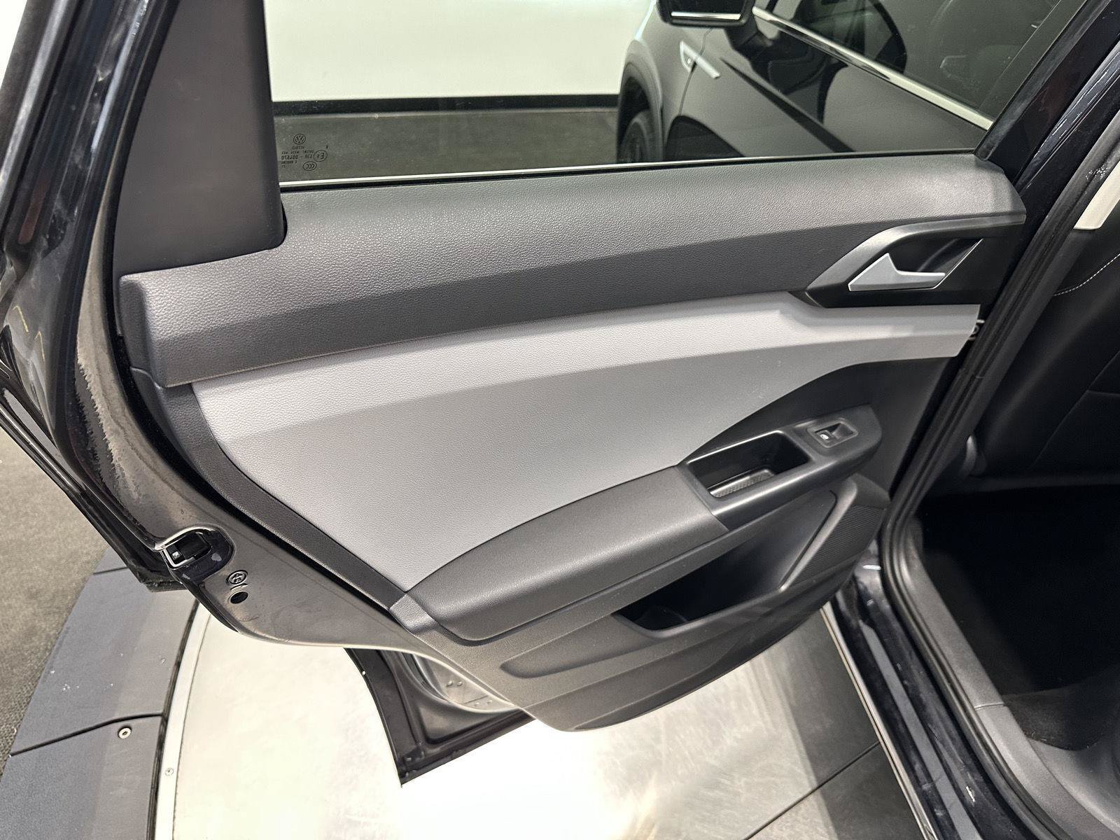Used 2022 Volkswagen Taos SE w/ Panoramic Sunroof Package FWD image 28