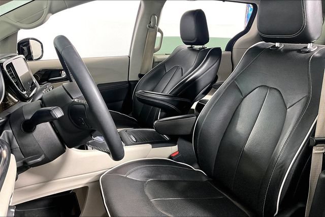 Used 2023 Chrysler Pacifica Limited FWD image 25