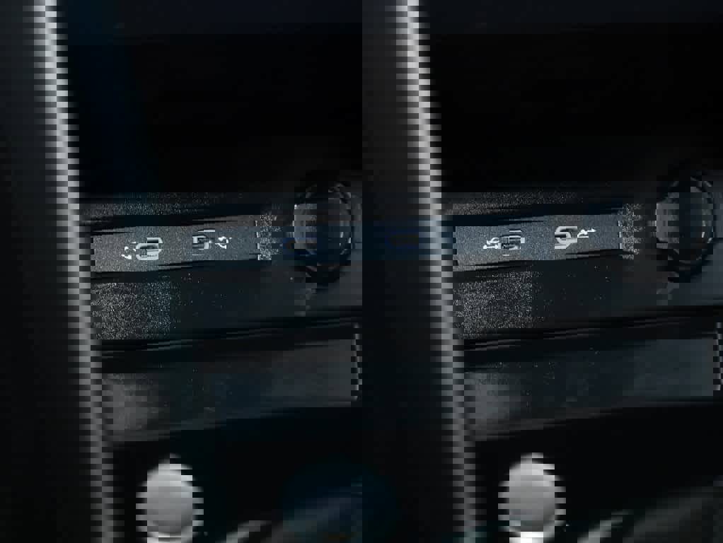 Certified 2025 Volkswagen Taos SEL image 31