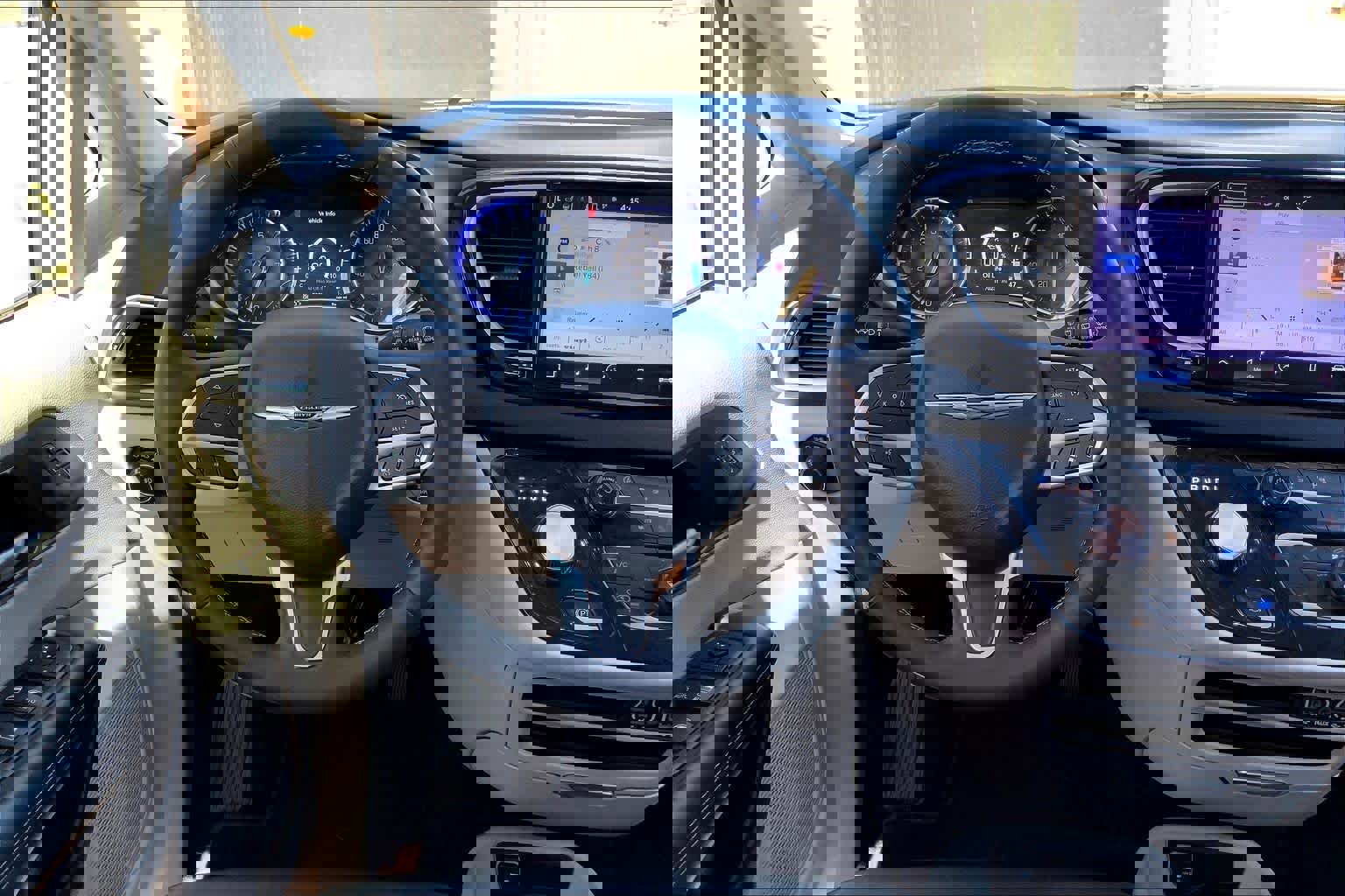 Used 2024 Chrysler Pacifica Touring-L FWD image 6