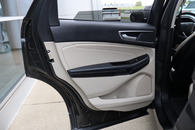 Used 2018 Ford Edge Titanium w/ Equipment Group 301A AWD/4WD image 28