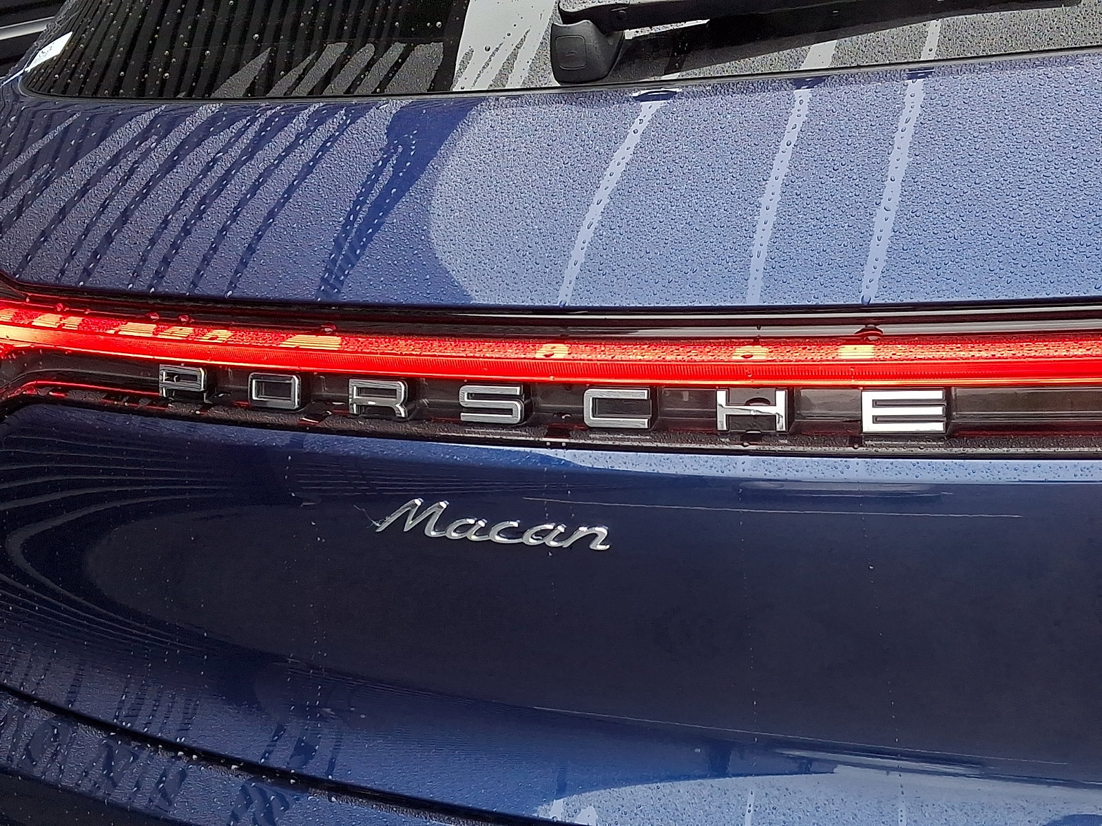 Certified 2025 Porsche Macan AWD/4WD image 33
