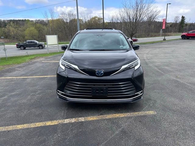 Used 2024 Toyota Sienna Limited image 8