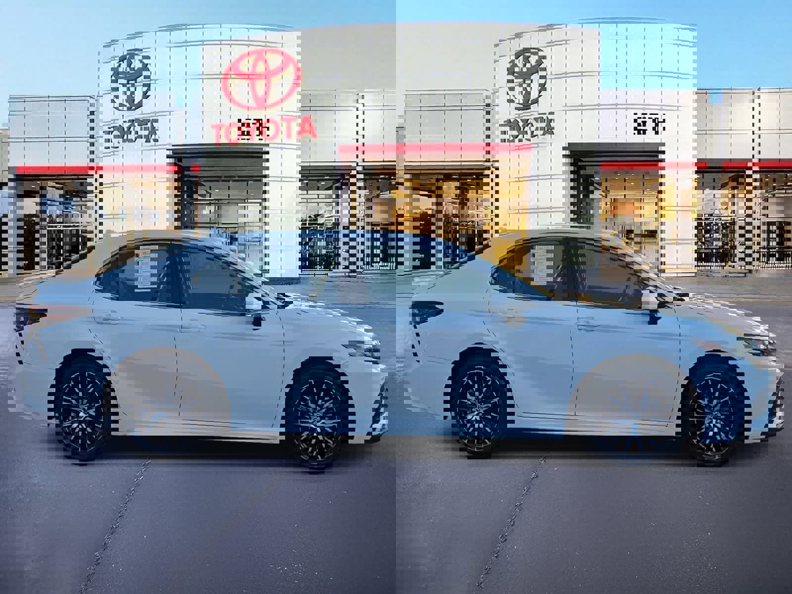 Used 2024 Toyota Camry SE image 4