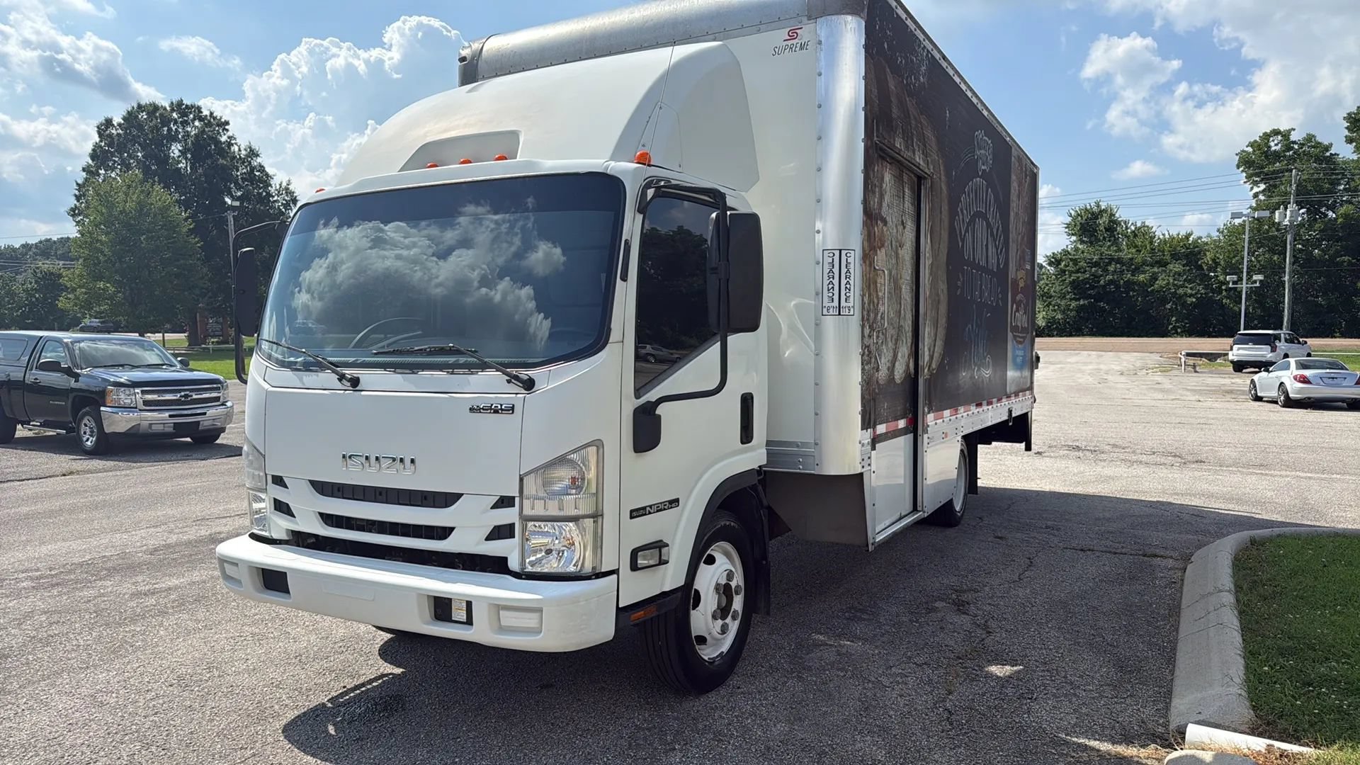 Used 2018 Isuzu NPR RWD image 1