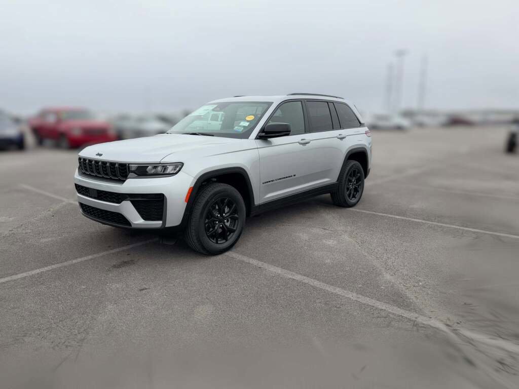 New 2026 Jeep Grand Cherokee Altitude image 4