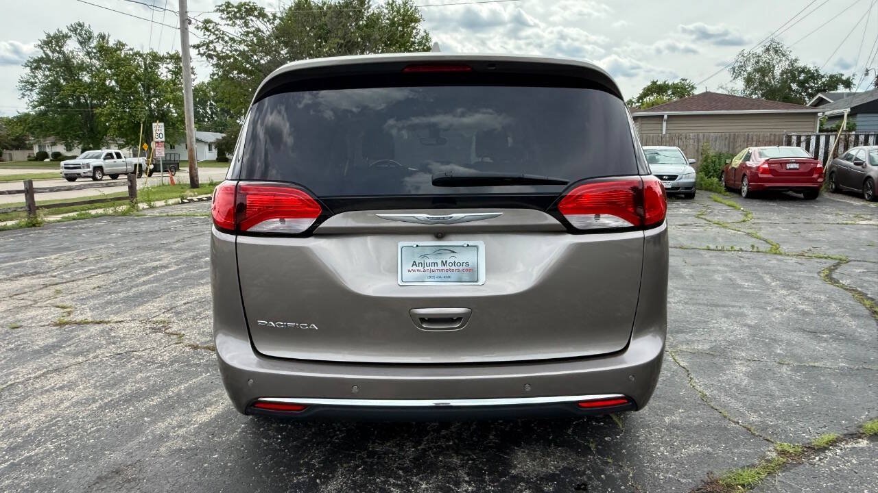 Used 2017 Chrysler Pacifica Touring-L w/ Tire & Wheel Group FWD image 5