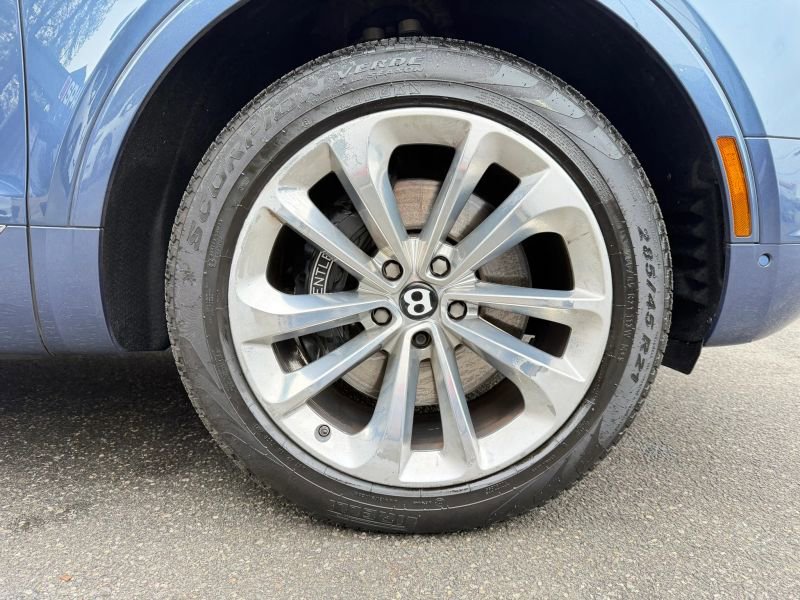 Used 2017 Bentley Bentayga AWD/4WD image 36