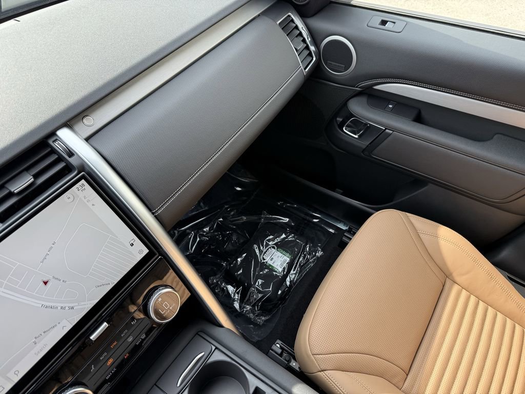 New 2026 Land Rover Discovery Dynamic SE image 25