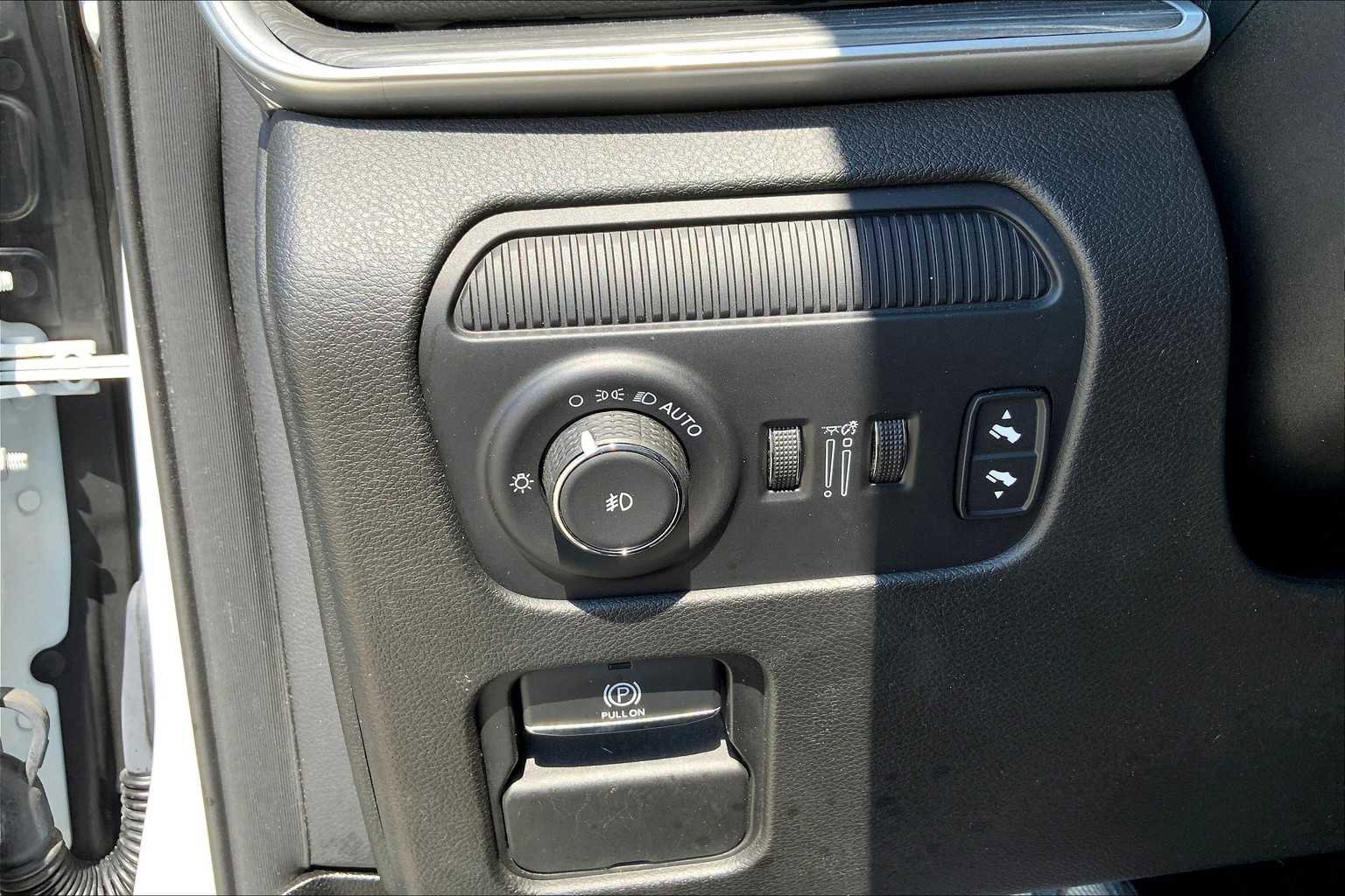 Used 2023 Jeep Wagoneer L Series III w/ Preferred Equipment Group image 34