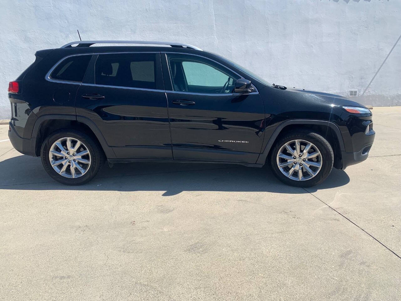 Used 2016 Jeep Cherokee Limited FWD image 9