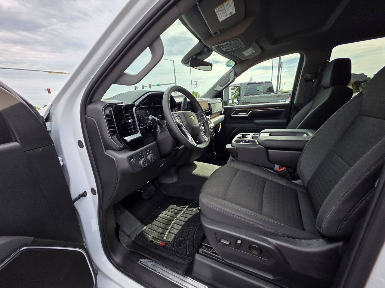 Used 2025 Chevrolet Silverado 3500 LT w/ Convenience Package AWD/4WD image 13