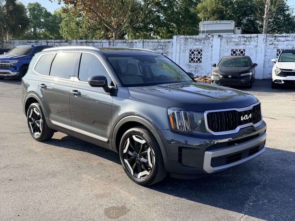 Used 2024 Kia Telluride EX w/ EX Captain's Chair Package image 2