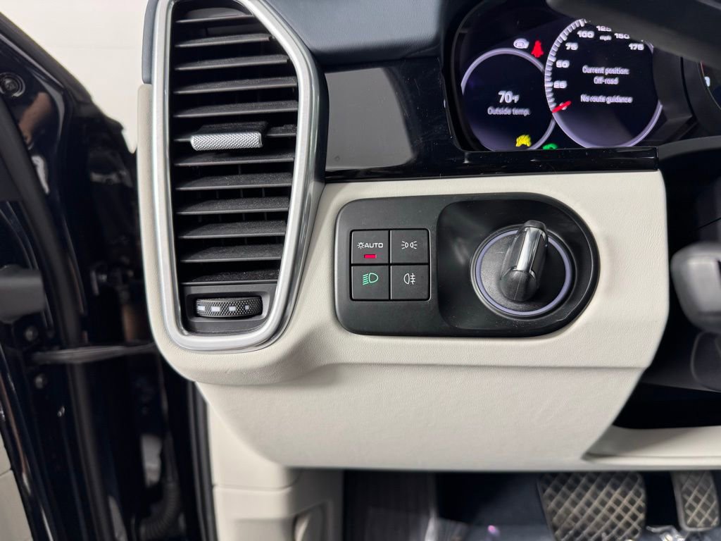 Used 2022 Porsche Cayenne AWD/4WD image 17