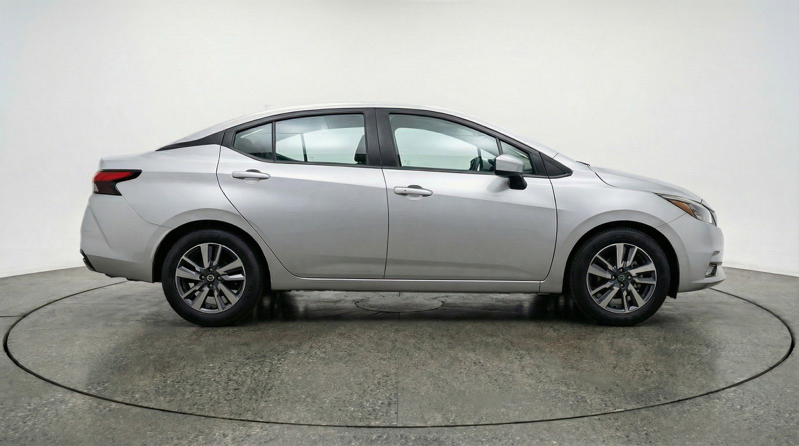 Used 2025 Nissan Versa SV image 9