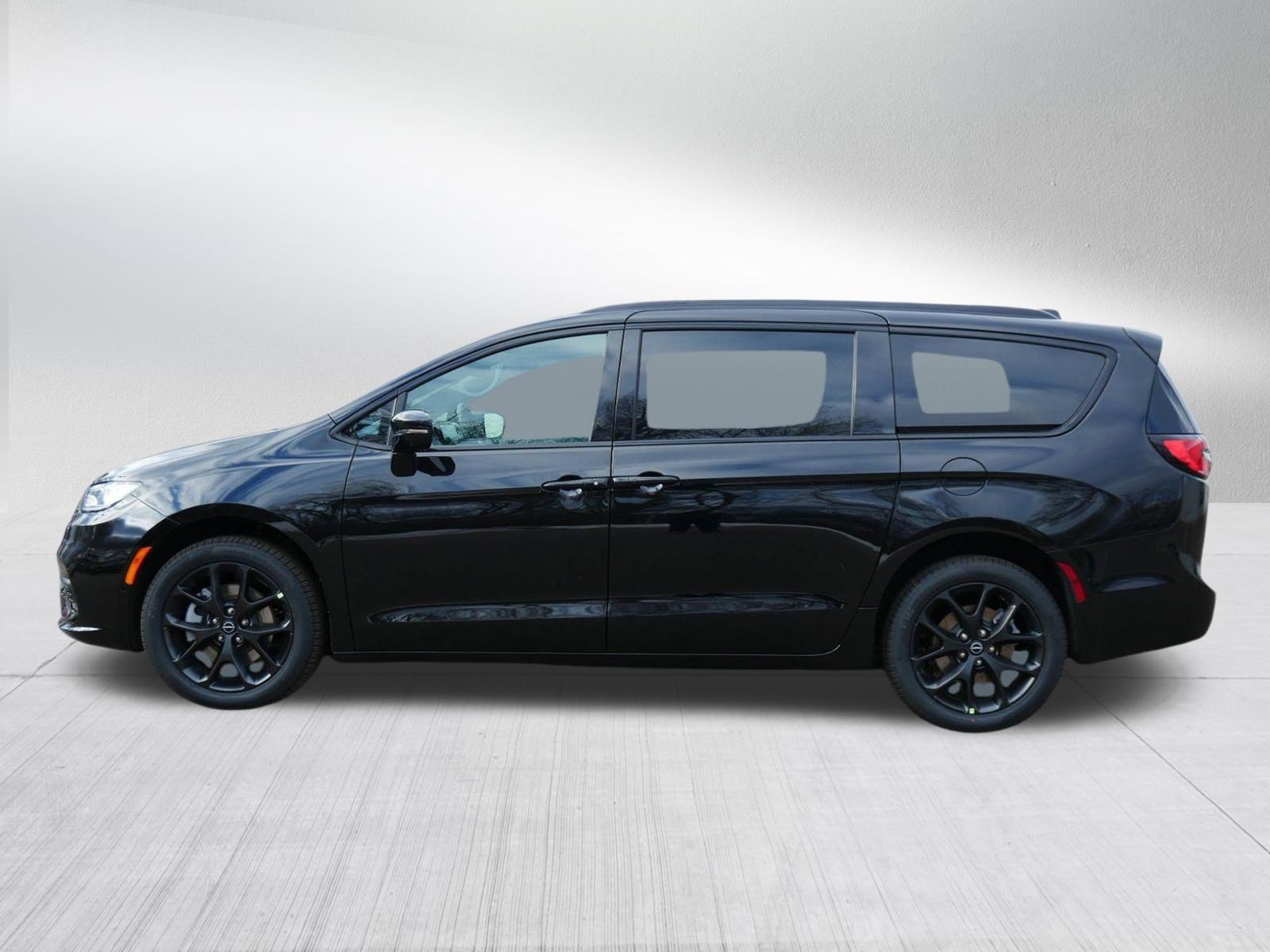 New 2026 Chrysler Pacifica Select w/ S Appearance Package AWD/4WD image 4