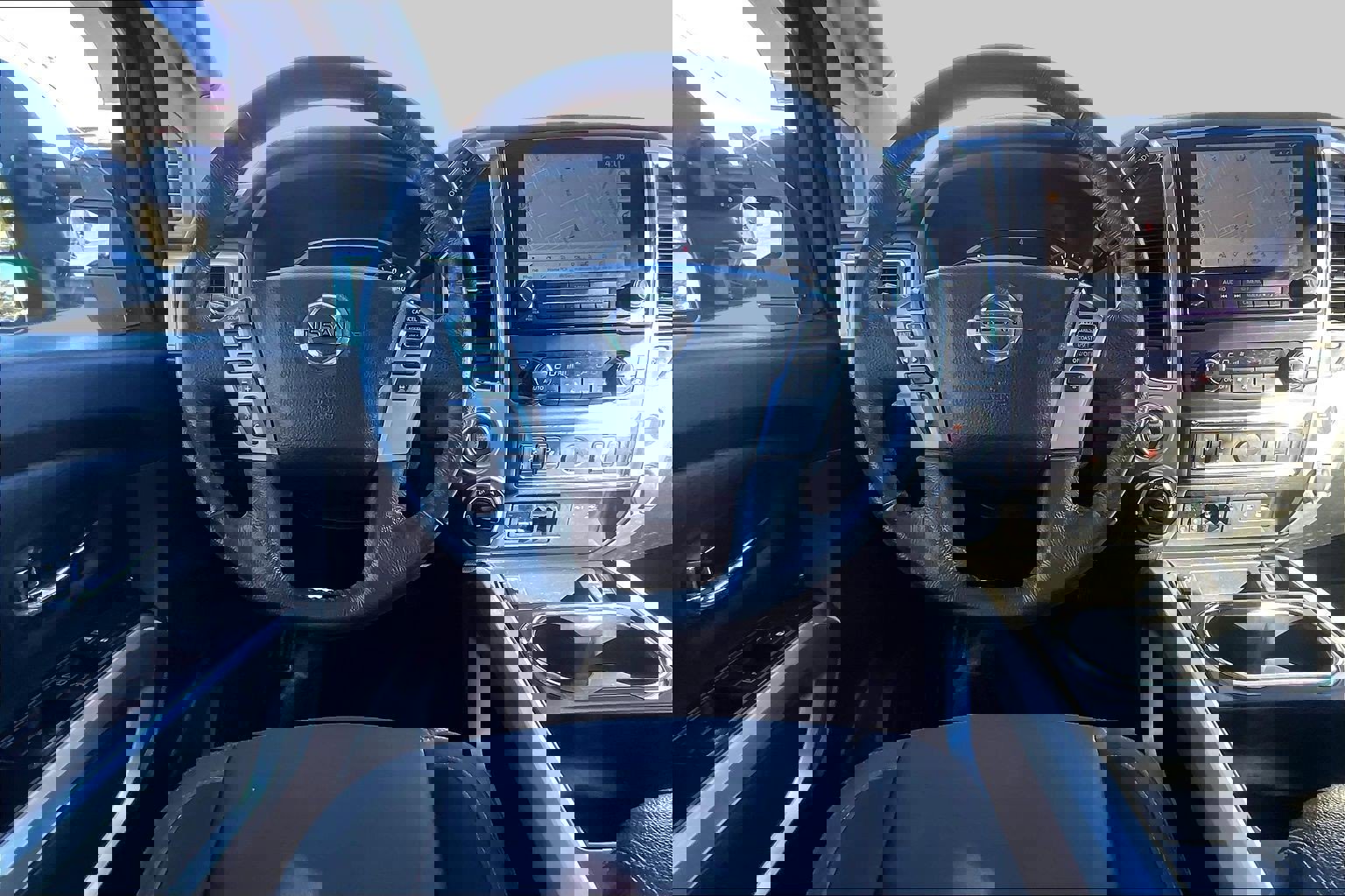 Used 2020 Nissan Titan SV w/ SV Convenience Package image 5