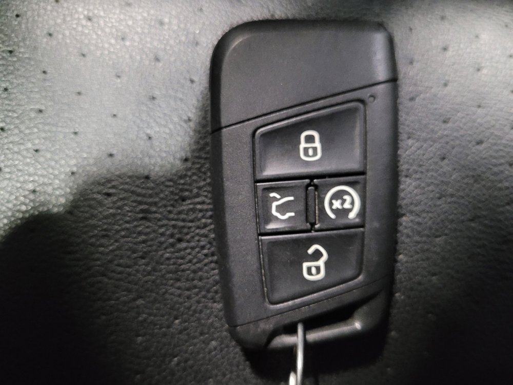 Used 2020 Volkswagen Atlas Cross Sport SE w/ Panoramic Sunroof Package image 32