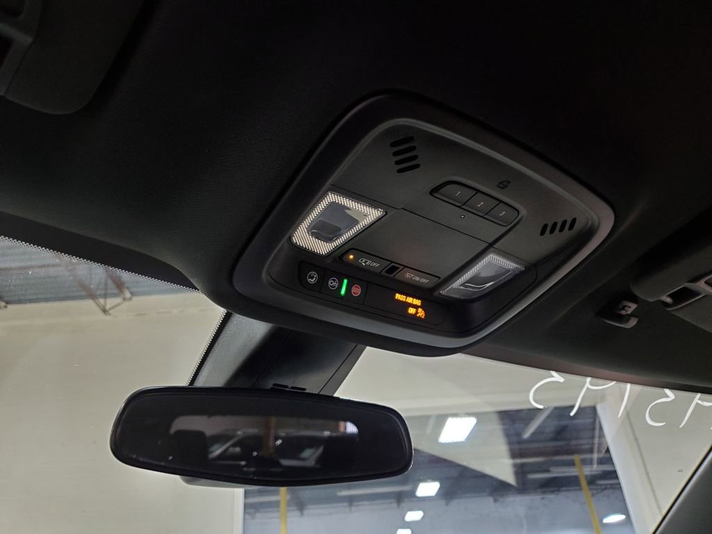 Used 2022 Chevrolet Traverse LT image 37