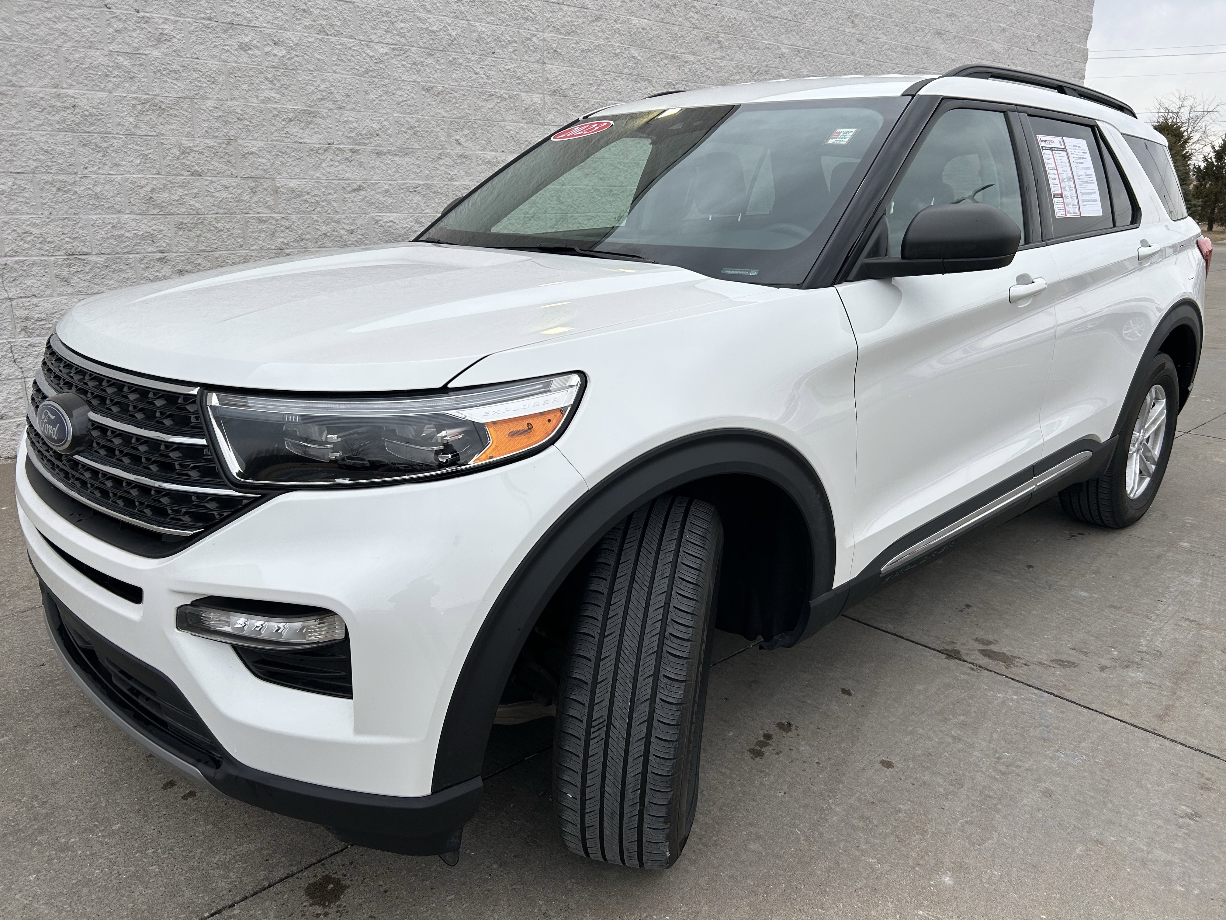 Used 2023 Ford Explorer XLT w/ Equipment Group 202A image 3