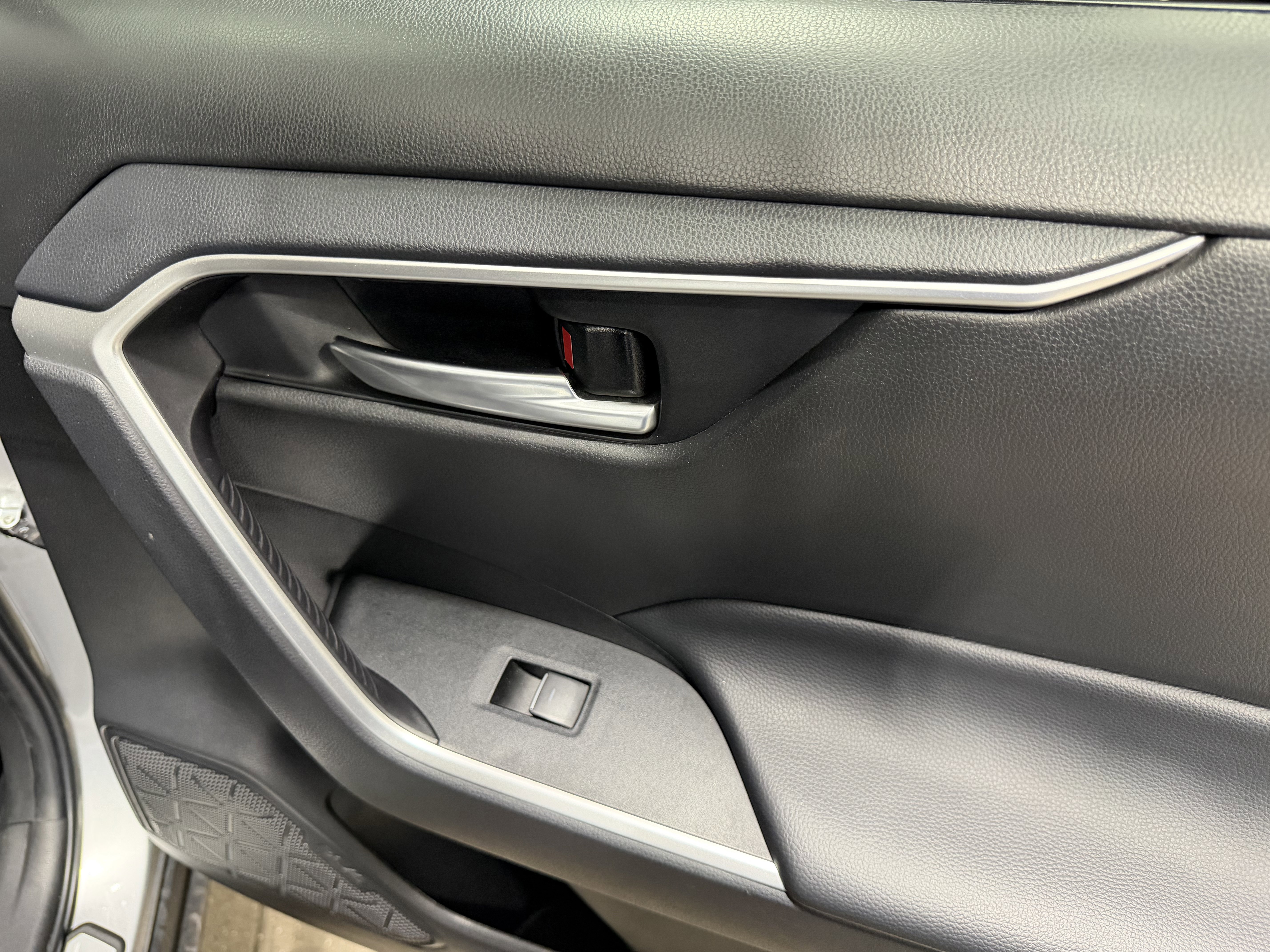 Used 2025 Toyota RAV4 XLE Premium image 29