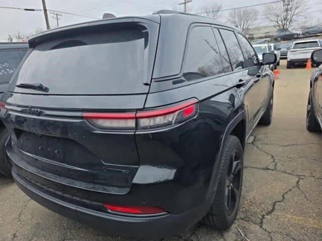 Used 2023 Jeep Grand Cherokee Limited w/ Black Appearance Package image 4