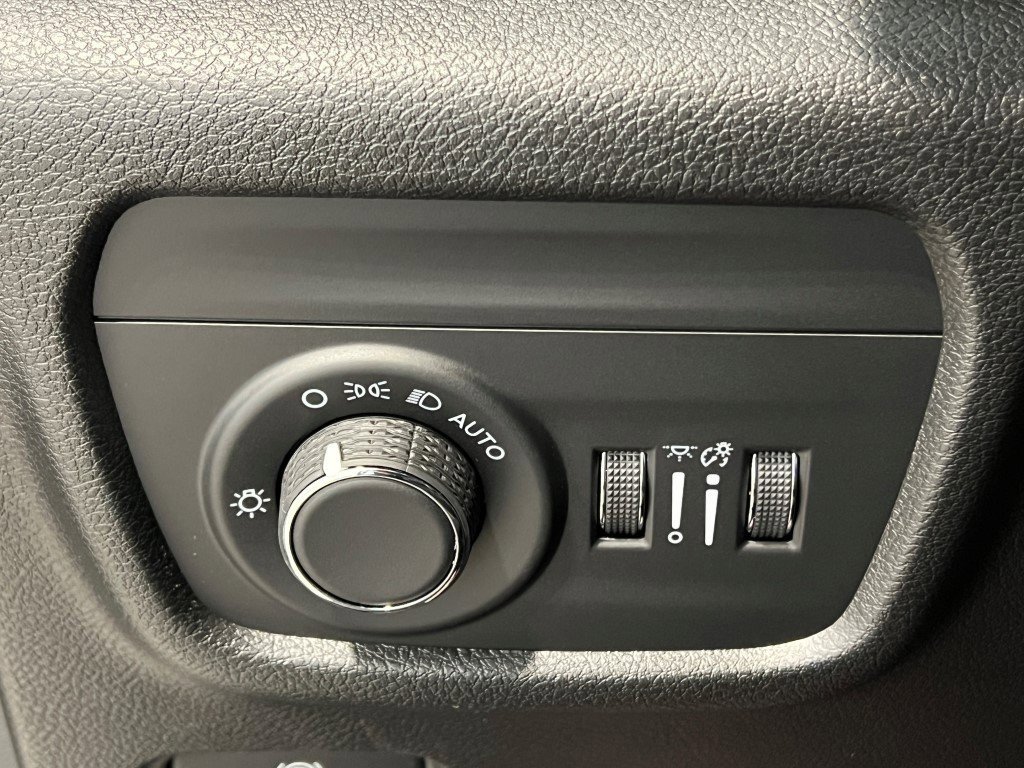 New 2025 Jeep Grand Cherokee Altitude image 25