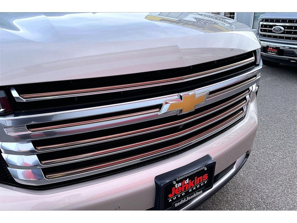 Used 2024 Chevrolet Suburban High Country AWD/4WD image 32