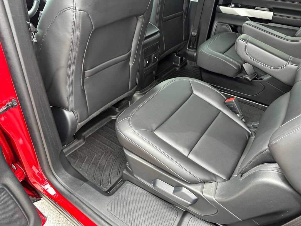 Used 2024 Ford Explorer XLT w/ Equipment Group 202A RWD image 32