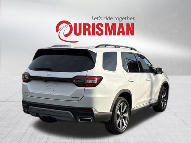 Used 2025 Honda Pilot Touring image 2