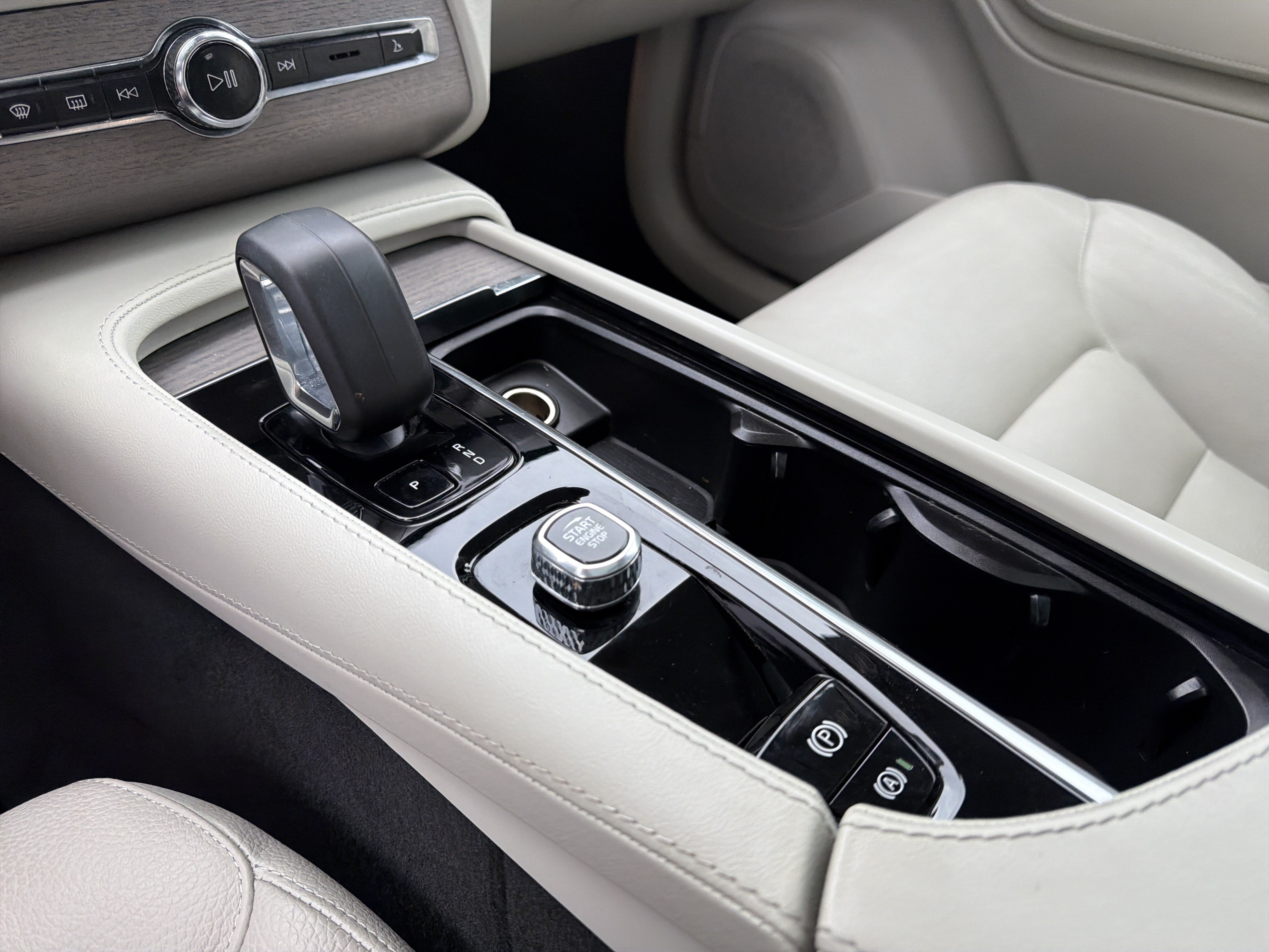 Certified 2023 Volvo XC90 B6 Core AWD/4WD image 26