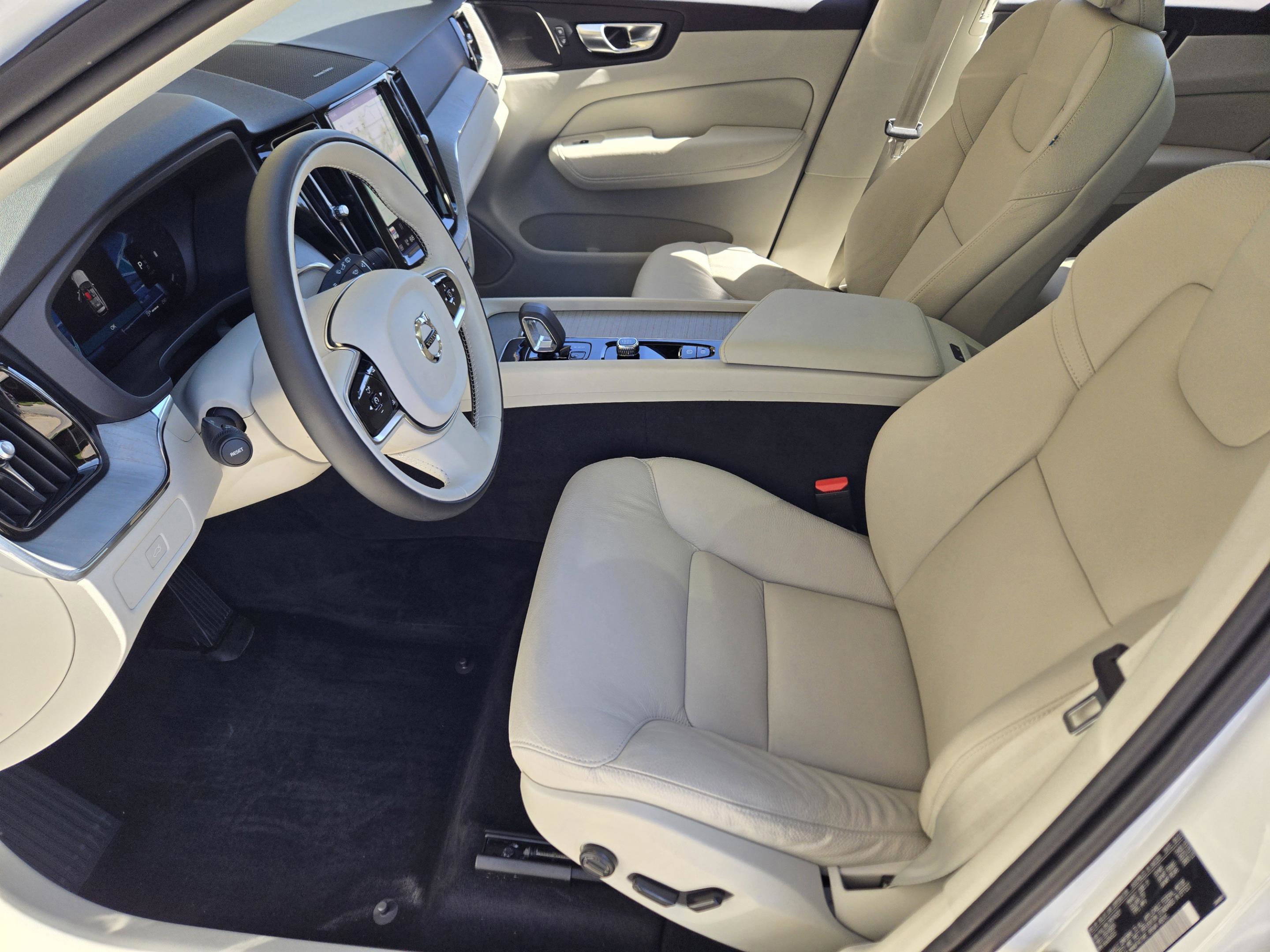 Used 2024 Volvo XC60 B5 Plus w/ Protection Package Premier image 20