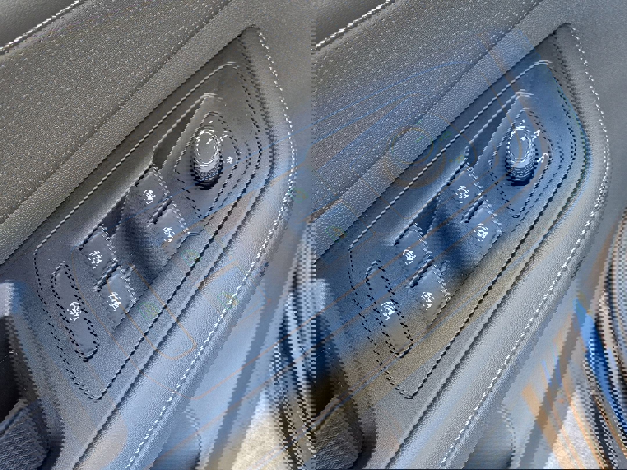 Used 2025 Volkswagen Atlas SE image 13