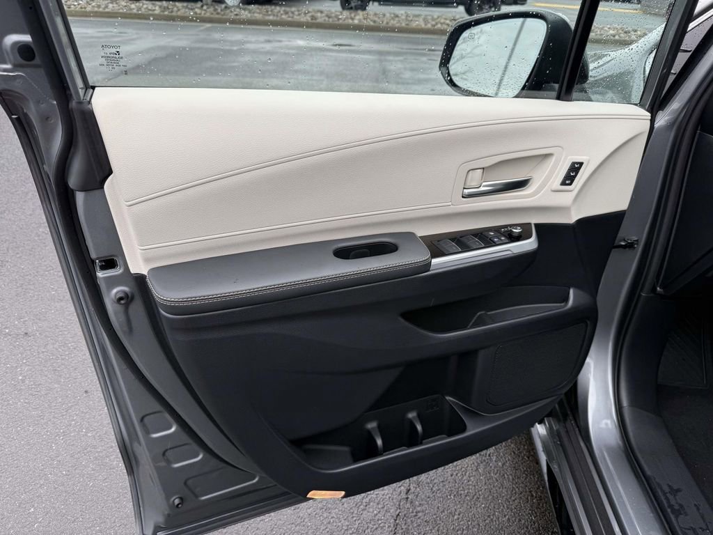 Used 2026 Toyota Sienna Platinum image 13