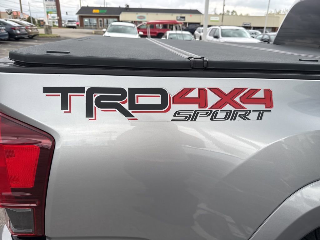 Used 2018 Toyota Tacoma TRD Sport AWD/4WD image 4