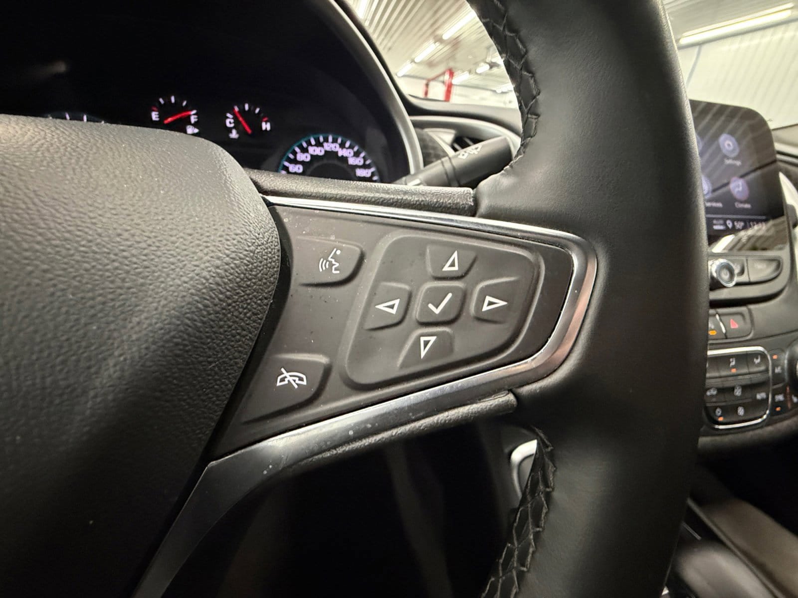Used 2024 Chevrolet Malibu LT w/ Midnight Edition FWD image 17