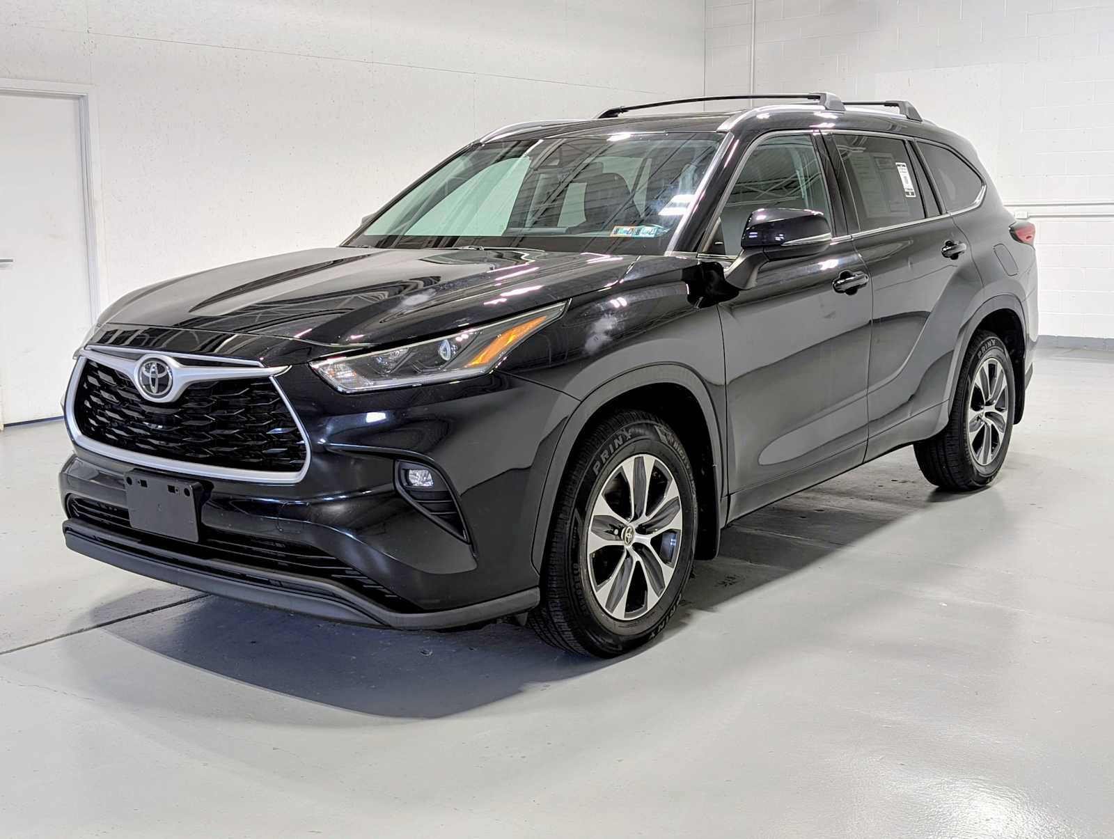 Used 2021 Toyota Highlander XLE AWD/4WD image 1