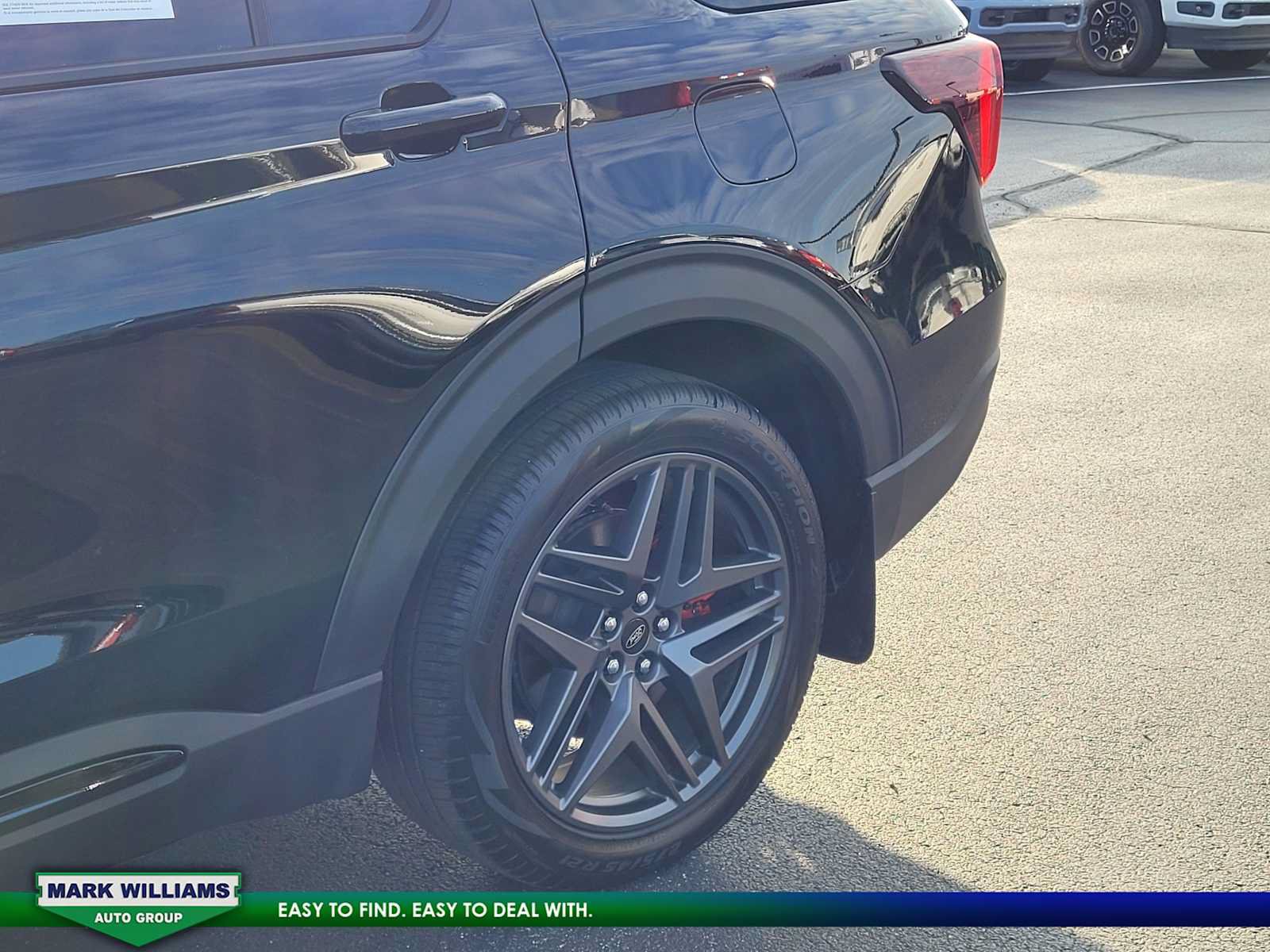 Used 2025 Ford Explorer ST AWD/4WD image 9