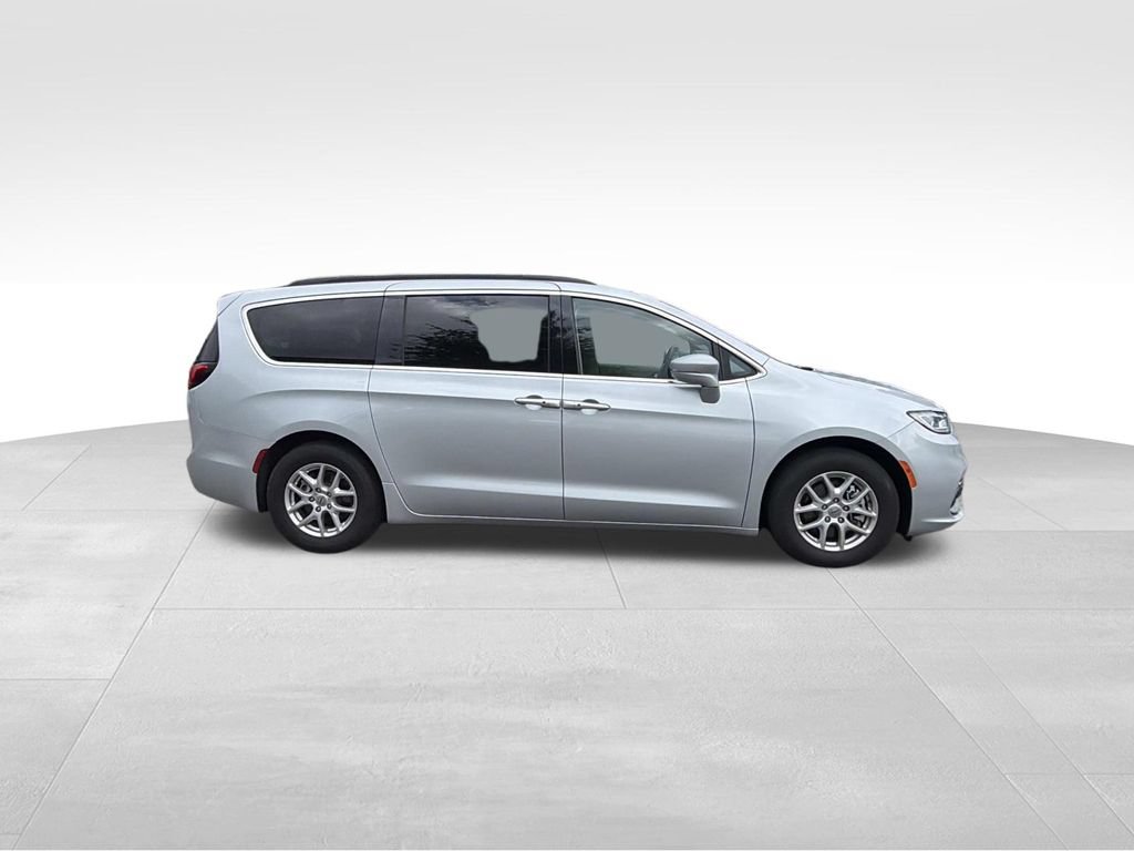Used 2022 Chrysler Pacifica Touring-L FWD image 2