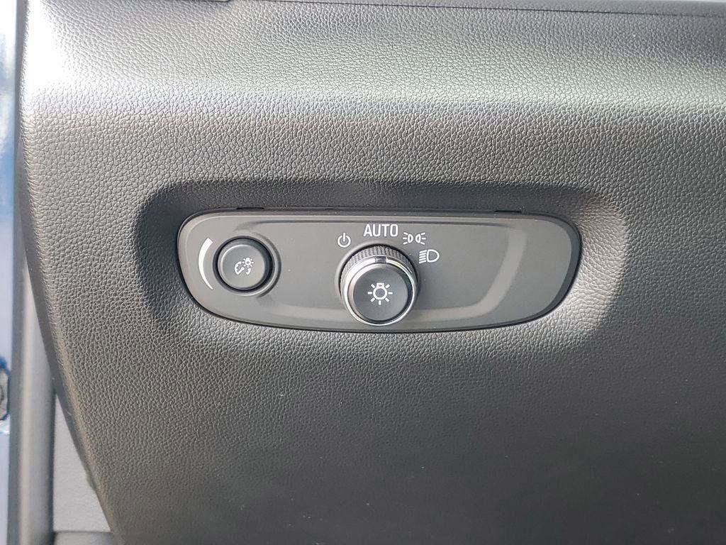 Used 2023 Chevrolet Traverse LT image 8