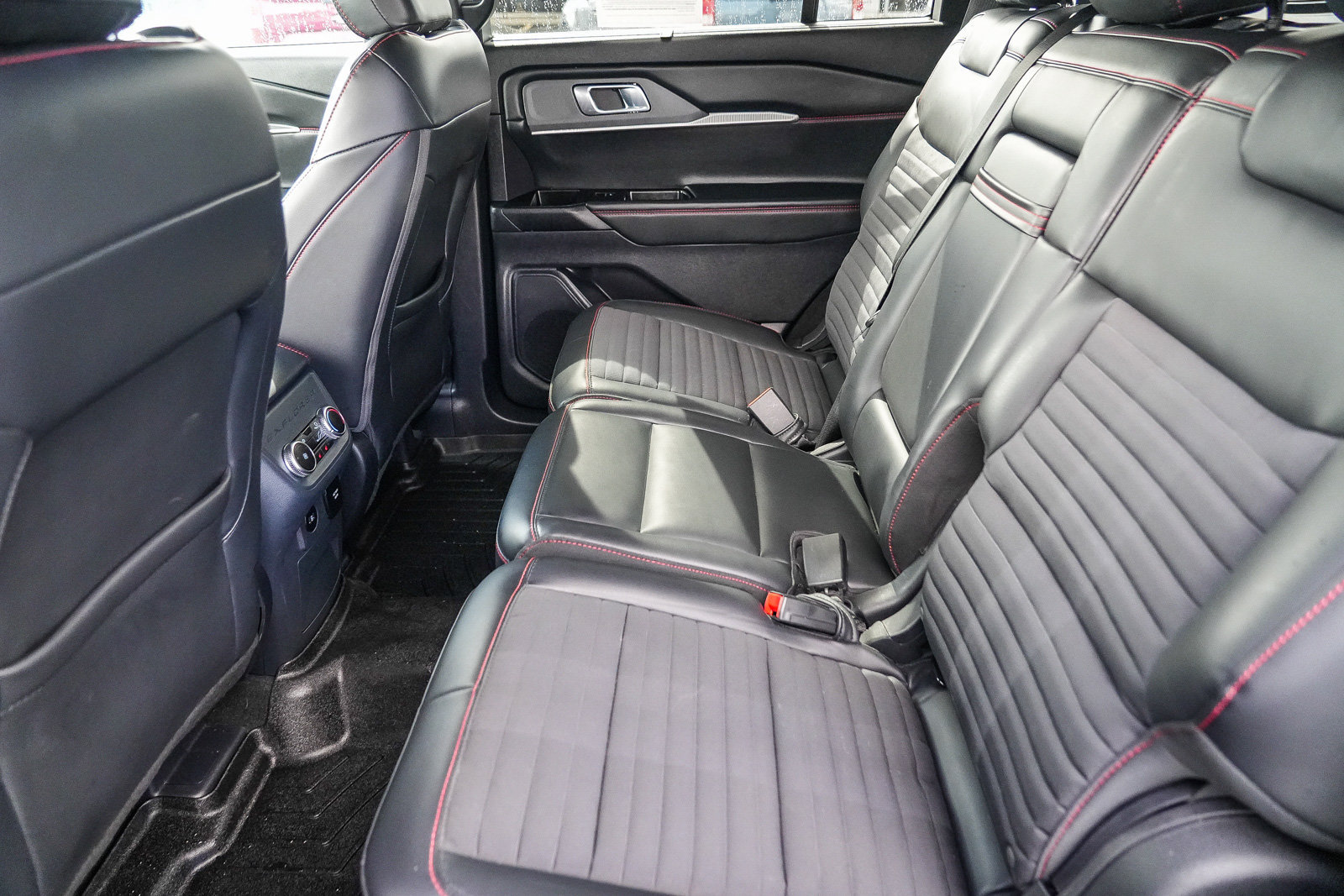 Certified 2025 Ford Explorer ST-Line w/ Premium Package RWD image 19