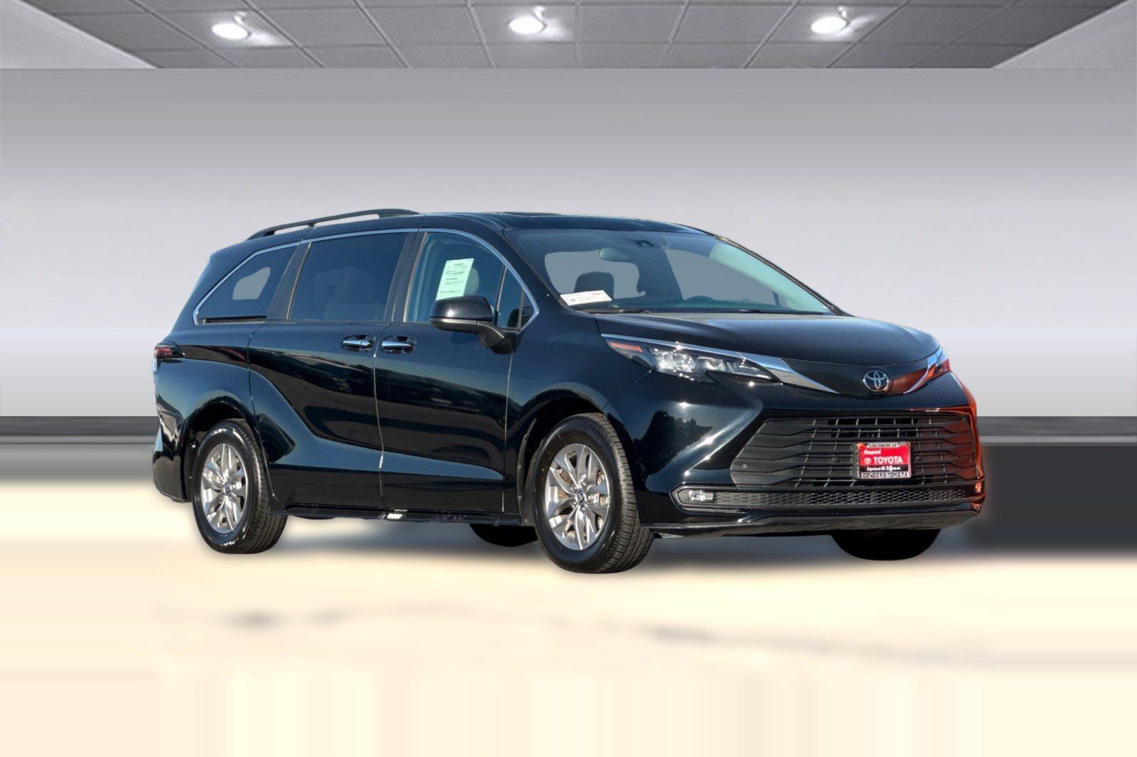 Used 2026 Toyota Sienna XLE FWD image 7