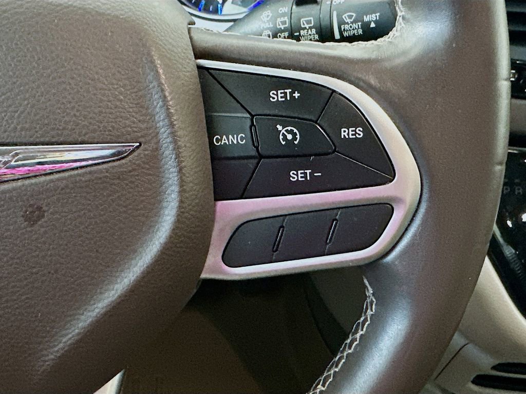 Used 2017 Chrysler Pacifica Touring-L FWD image 25