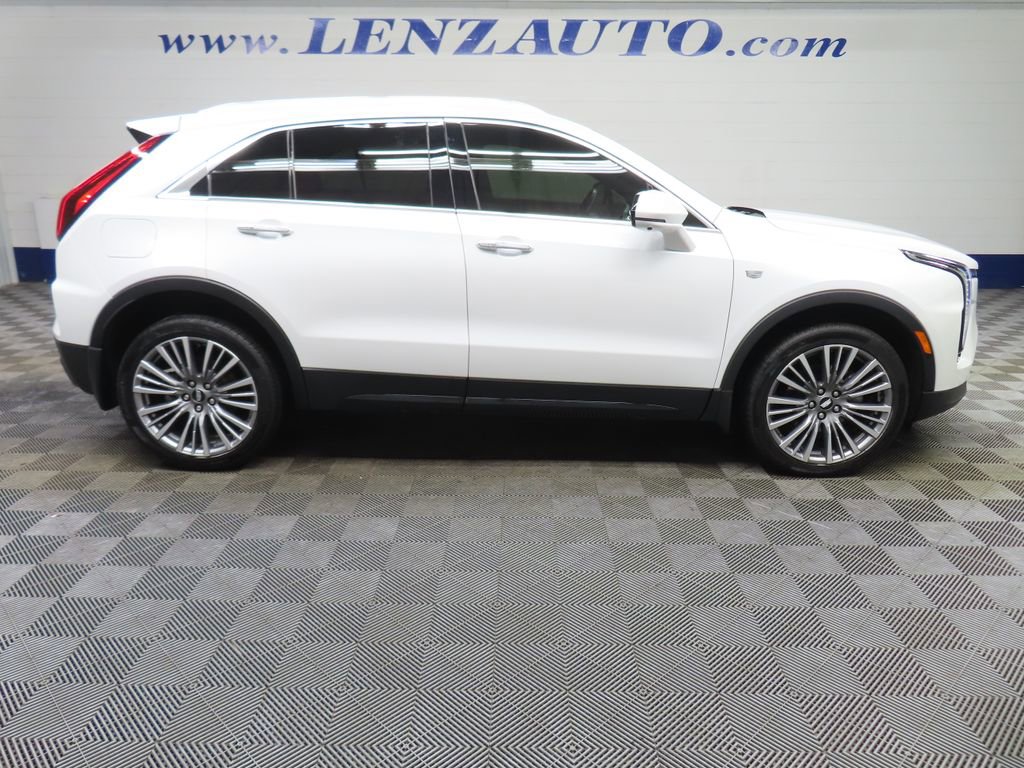 Used 2025 Cadillac XT4 Premium Luxury AWD/4WD image 2