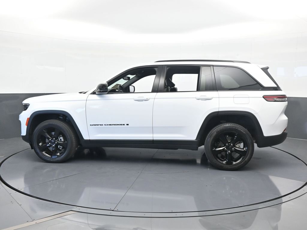 Used 2024 Jeep Grand Cherokee Altitude image 3