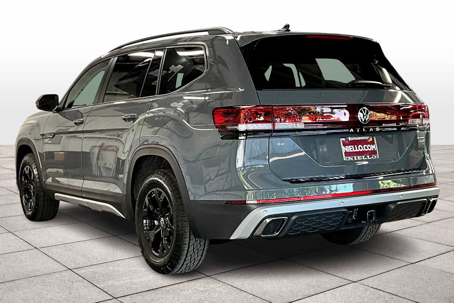 New 2026 Volkswagen Atlas Peak Edition image 3