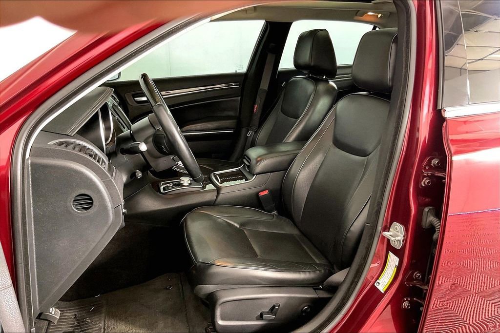 Used 2018 Chrysler 300 Limited AWD/4WD image 35