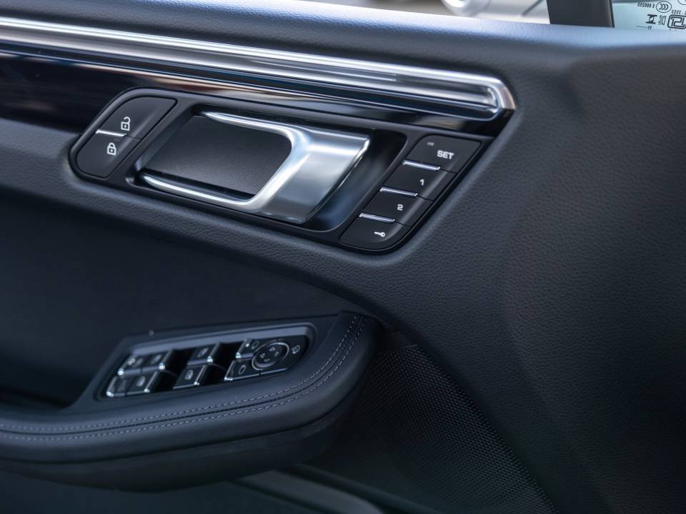 Certified 2026 Porsche Macan AWD/4WD image 36